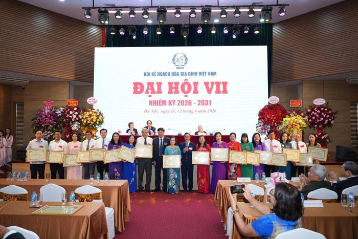 Khen thưởng tập thể có thành tích xuất sắc trong hoạt động Hội nhiệm kỳ 2020 - 2025