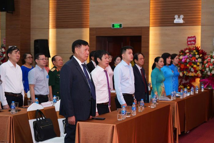 Các đại biểu thực hiện nghi lễ chào cờ.