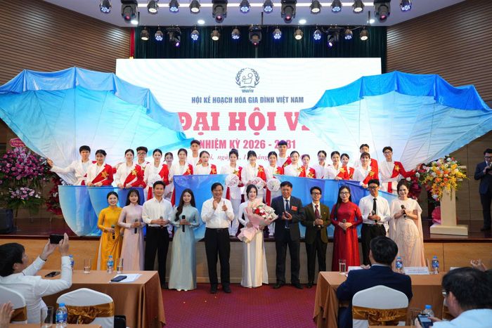 Lãnh đạo Bộ Y tế tặng hoa đội văn nghệ của Bệnh viện Bạch Mai