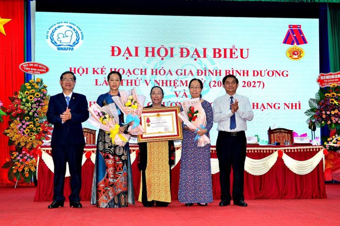 Lãnh đạo Hội Kế hoạch hóa gia đình tỉnh Bình Dương đón nhận Huân chương Lao động hạng Nhì do Chủ tịch nước trao tặng theo Quyết định số 2293/QĐ-CTN ký ngày 24/12/2020.