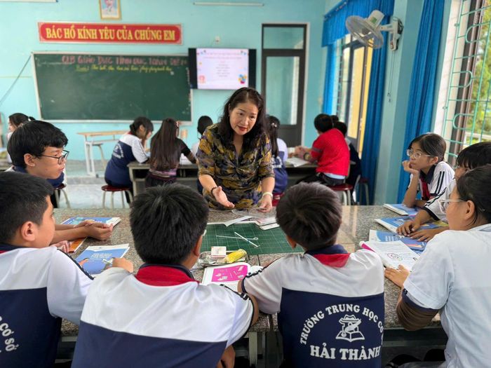 BSCK II Trần Thị Loan- Chủ tịch Hội KHHGĐ tỉnh Quảng Trị trong buổi tuyên truyền mô hình Câu lạc bộ (CLB) giáo dục tình dục sức khỏe sinh sản toàn diện (CSE) tại các trường học trên địa bàn tỉnh Quảng Trị.