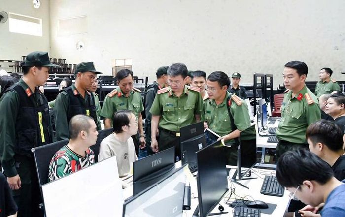 Thiếu tướng Nguyễn Minh Tuấn, Giám đốc Công an tỉnh trực tiếp lấy lời khai các đối tượng trong đường dây lừa đảo xuyên quốc gia. Ảnh: CAPT.