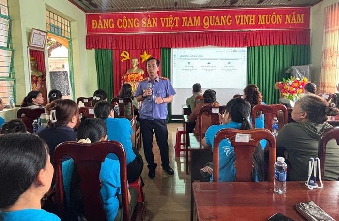 Đồng chí Đỗ Lâm Hiếu - Phó Viện trưởng, VKSND Khu vực 13 thành phố Đồng Nai đã truyền đạt các nội dung trọng tâm.