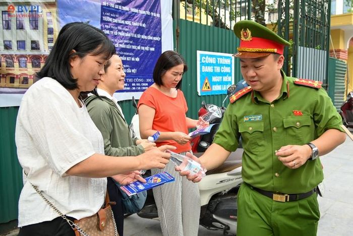 Công an Hà Nội phát nước cho các phụ huynh tại điểm thi.