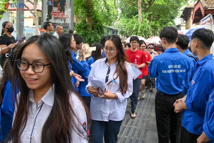 Các bạn sinh viên tình nguyện xếp hàng tạo thành đường cho thí sinh di chuyển dễ dàng hơn.