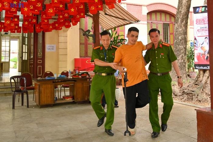 Lực lượng Công an hỗ trợ thí sinh ra vào phòng thi.