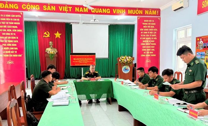 Đại diện Chỉ huy Đồn Biên phòng báo cáo công tác phát hiện, tiếp nhận, chuyển giao nguồn tin về tội phạm.
