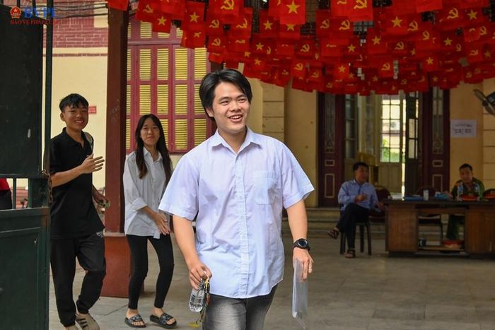 Nụ cười tự tin sau khi các em hoàn thành 2 ngày thi căng thẳng và đầy áp lực.