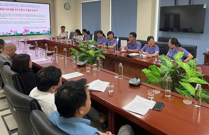 VKSND khu vực 3, tỉnh Quảng Ninh làm việc với các doanh nghiệp sau hội nghị.