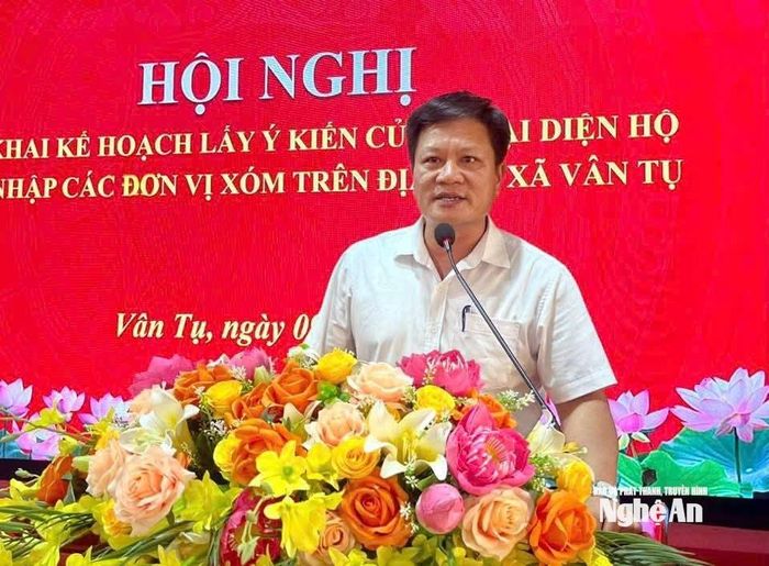 Ông Nguyễn Như Hoàn - Phó Chủ tịch UBND xã Vân Tụ báo cáo kế hoạch triển khai lấy ý kiến cử tri đại diện hộ về sáp nhập các đơn vị xóm trên địa bàn xã. Ảnh: CSCC