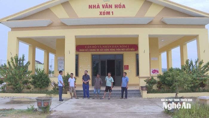 Cán bộ cơ sở và bà con nhân dân trao đổi trước Nhà Văn hóa xóm Tân Sơn 1, xã Văn Hiến. Ảnh: P.V