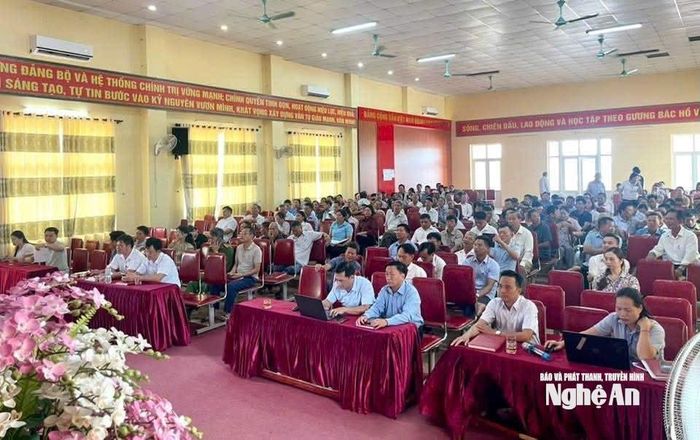 Đại biểu tham dự hội nghị triển khai kế hoạch lấy ý kiến cử tri đại diện hộ về sáp nhập các đơn vị xóm của UBND xã Vân Tụ. Ảnh: CSCC