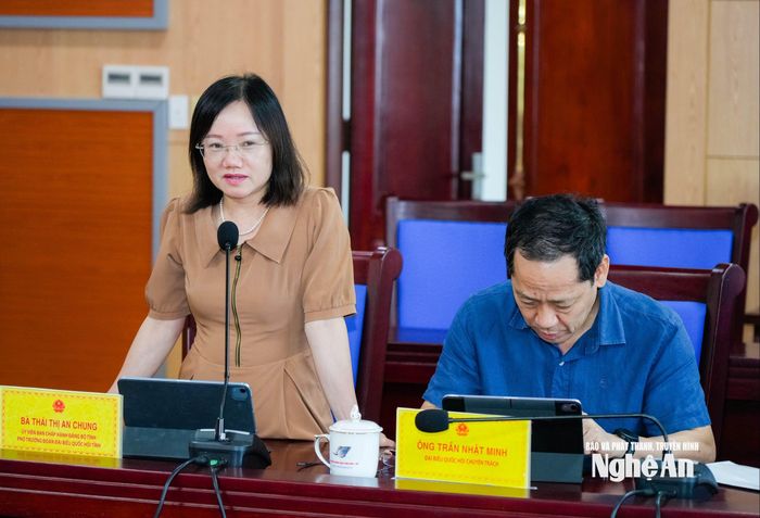 Đồng chí Thái Thị An Chung - Ủy viên Ban Chấp hành Đảng bộ tỉnh, Phó trưởng Đoàn chuyên trách Đoàn ĐBQH tỉnh phát biểu tại phiên họp. Ảnh: T.L