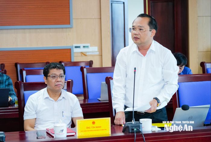Chủ tịch UBND phường Hoàng Mai Phạm Văn Hào phát biểu tại phiên họp. Ảnh: T.L
