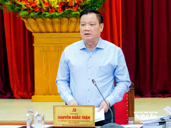 Đồng chí Nguyễn Khắc Thận - Ủy viên Trung ương Đảng, Bí thư Tỉnh ủy, Trưởng Đoàn ĐBQH tỉnh chủ trì phiên họp. Ảnh: Phạm Bằng