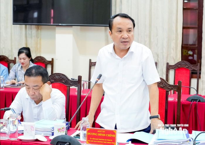 Đồng chí Dương Đình Chỉnh - Phó Chủ tịch Thường trực HĐND tỉnh phát biểu. Ảnh: Phạm Bằng