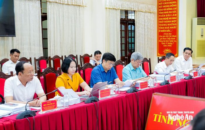 Các đồng chí Thường trực Tỉnh ủy, đại diện các ban Đảng, Văn phòng Trung ương Đảng phụ trách Nghệ An và Ủy viên Ban Thường vụ Tỉnh ủy dự phiên họp. Ảnh: Phạm Bằng