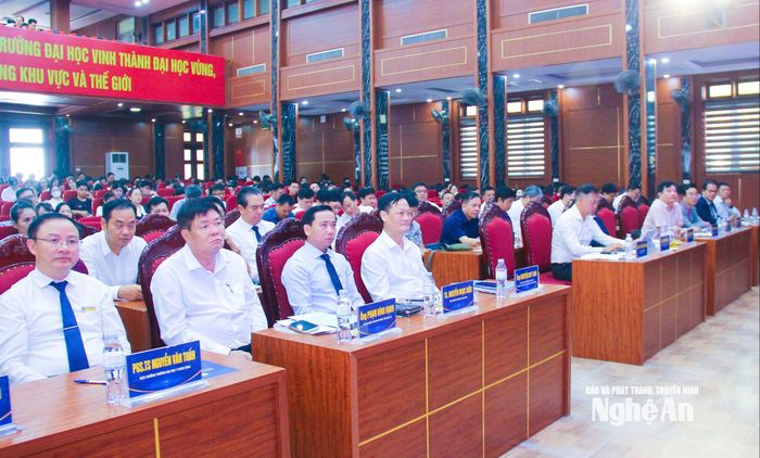 Lãnh đạo các sở, ban, ngành cấp tỉnh và các trường đại học tham gia hội thảo. Ảnh: Mai Hoa