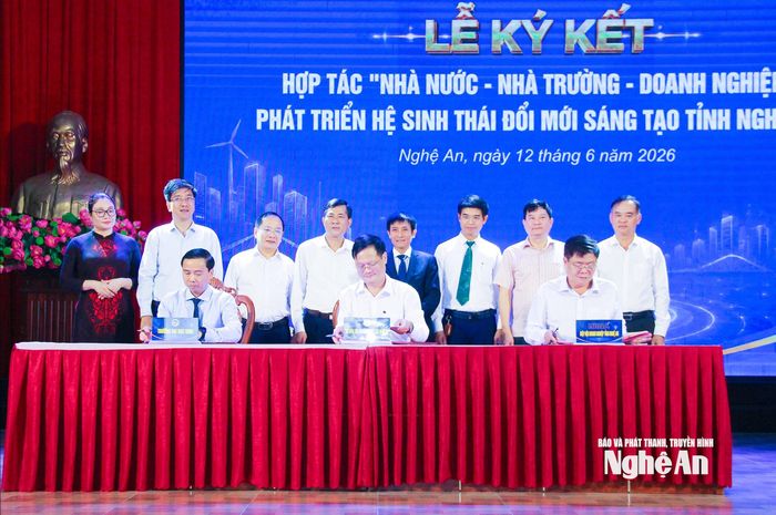 Lãnh đạo Sở Khoa học và Công nghệ, Trường Đại học Vinh và Hiệp hội Doanh nghiệp tỉnh Nghệ An ký kết chương trình hợp tác. Ảnh: Mai Hoa