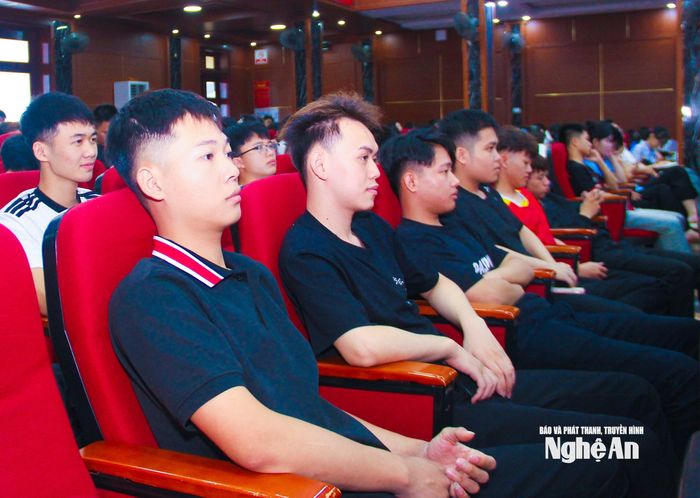 Sinh viên các trường đại học tham gia hội thảo. Ảnh: Mai Hoa