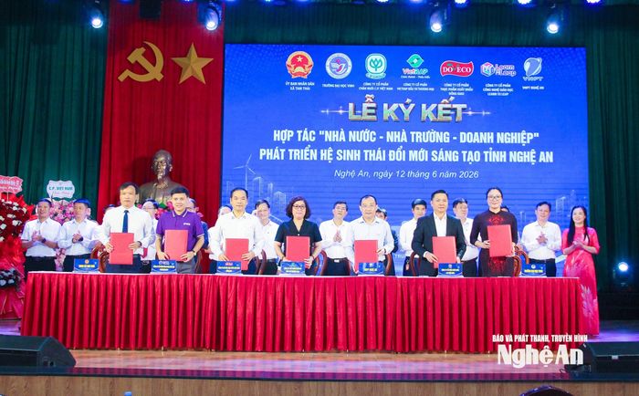 Lãnh đạo UBND xã Tam Thái, Trường Đại học Vinh và 5 doanh nghiệp ký kết chương trình hợp tác. Ảnh: Mai Hoa