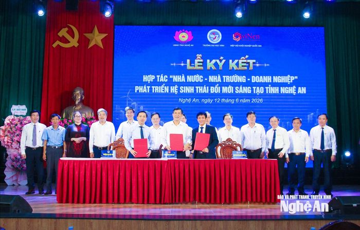 Lãnh đạo UBND tỉnh Nghệ An, Trường Đại học Vinh và Hiệp hội Khởi nghiệp Quốc gia ký kết chương trình hợp tác. Ảnh: Mai Hoa