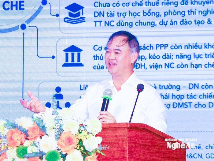 TS. Trần Nam Tú - Phó Cục trưởng Cục Khoa học, Công nghệ và Thông tin, Bộ Giáo dục và Đào tạo tham luận tại hội thảo. Ảnh: Mai Hoa