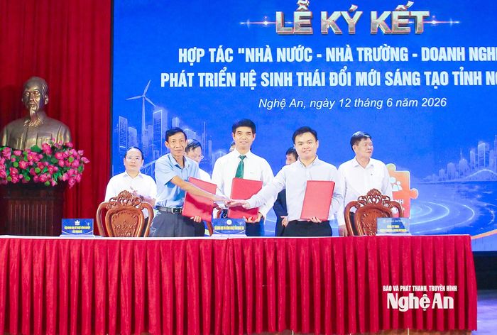 Lãnh đạo Sở Khoa học và Công nghệ, Viện Khoa học kỹ thuật nông nghiệp Bắc Trung Bộ, Công ty TNHH Green Carbon Japan Vietnam ký kết chương trình hợp tác. Ảnh: Mai Hoa