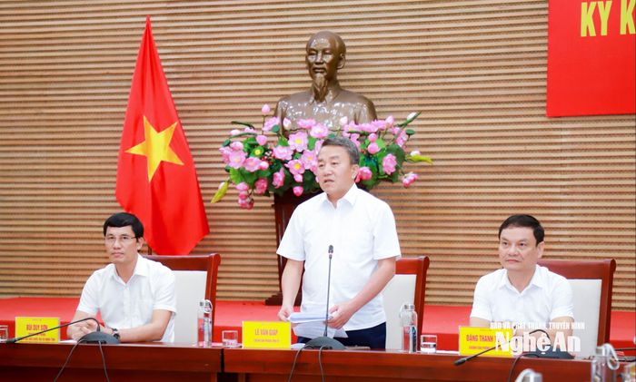 Đồng chí Lê Văn Giáp - Ủy viên Ban Chấp hành Đảng bộ tỉnh, Chánh Văn phòng Tỉnh ủy phát biểu tại hội nghị. Ảnh: Thành Duy