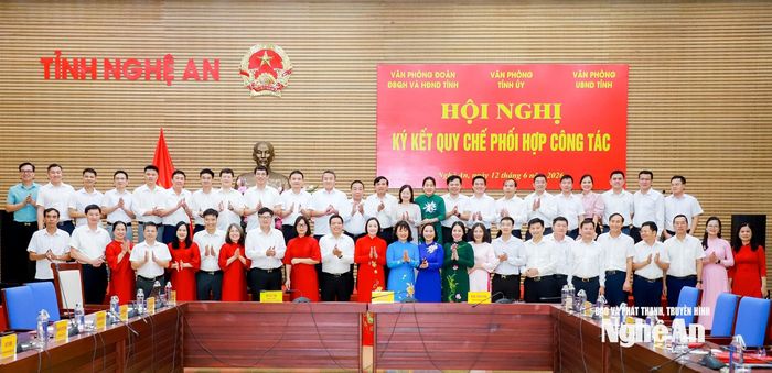 Các đồng chí lãnh đạo tỉnh và lãnh đạo, cán bộ 3 văn phòng: Tỉnh ủy, Đoàn ĐBQH và HĐND tỉnh; UBND tỉnh chụp ảnh lưu niệm. Ảnh: Thành Duy