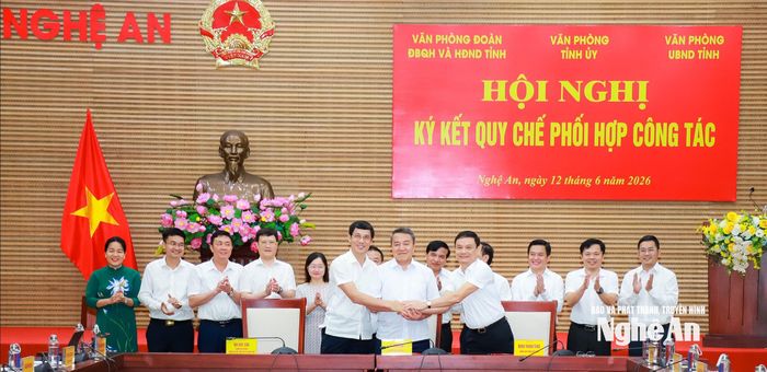 Các đồng chí Chánh Văn phòng Tỉnh ủy; Đoàn ĐBQH và HĐND tỉnh; UBND tỉnh ký kết Quy chế phối hợp công tác giữa 3 cơ quan. Ảnh: Thành Duy
