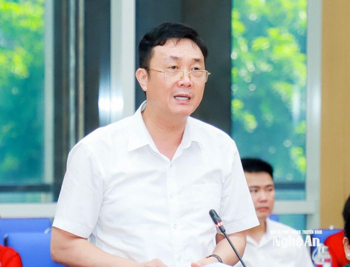 Đồng chí Hồ Sỹ Hùng - Phó Chánh Văn phòng Đoàn ĐBQH - HĐND tỉnh trình bày tóm tắt dự thảo Quy chế phối hợp. Ảnh: Thành Duy