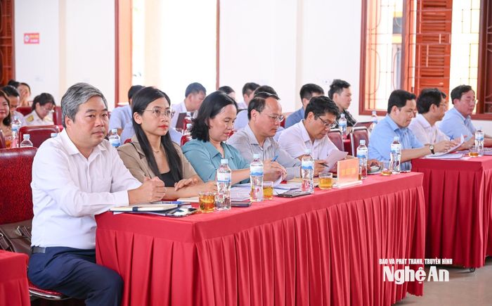 Đại diện lãnh đạo các sở, ngành tham dự hội nghị tiếp xúc cử tri. Ảnh: Thành Cường