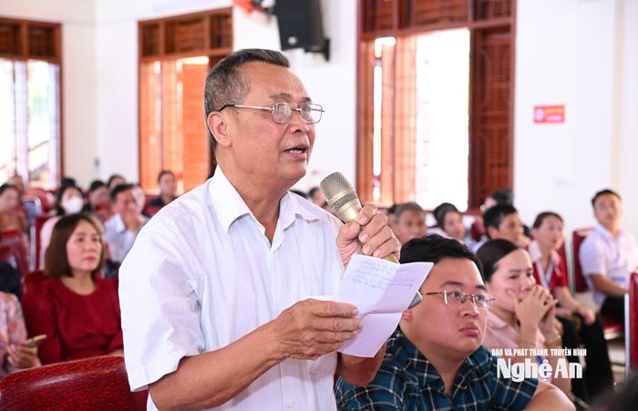 Cử tri xã Lam Thành nêu kiến nghị về tăng phụ cấp cho cán bộ cơ sở. Ảnh: Thành Cường