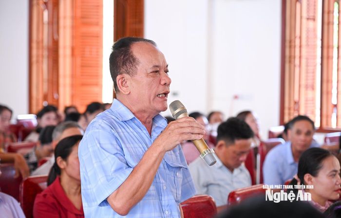 Cử tri xã Lam Thành kiến nghị tăng cường hỗ trợ, tập huấn về chuyển đổi số cho cán bộ, nhất là cán bộ thôn, xóm để đáp ứng yêu cầu công việc trong tình hình mới. Ảnh: Thành Cường
