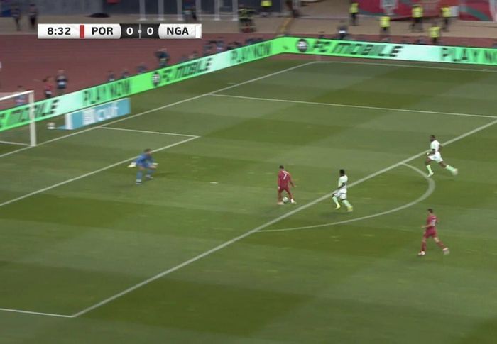 Ronaldo bỏ lỡ cơ hội đầy đáng tiếc khi đối mặt với thủ môn Nigeria.