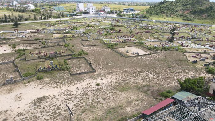 Việc sớm di dời nghĩa trang “án ngữ” ở Khu du lịch Thiên Cầm góp phần tạo điều kiện cho phát triển ngành “công nghiệp không khói” của địa phương.