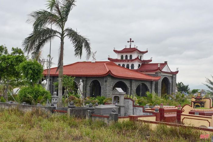 Khu lăng mộ được xây dựng hoành tráng ở nghĩa trang Miếu Càn, xã Mai Phụ.