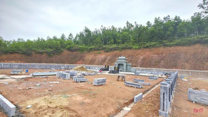Nhiều khu đất rừng tại khu vực đồi Cha Êm, xã Hà Linh đã bị người dân tự ý khoanh vùng, cắm mốc, xây dựng lăng mộ. Tình trạng này đã diễn ra trong thời gian dài nhưng chưa được chính quyền địa phương xử lý dứt điểm.