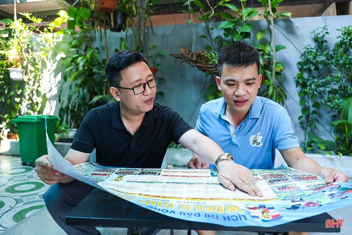 Anh Tuấn Vũ (áo đen) cùng bạn bè bàn luận về World Cup 2026.