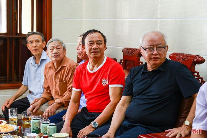  World Cup là dịp để các thành viên gia đình ông Dũng (áo đỏ) quây quần bên nhau, đồng thời là dịp để ông gặp gỡ, giao lưu cùng bạn bè, hàng xóm (Trong ảnh: Ông Dũng cùng bạn bè, hàng xóm theo dõi một trận giao hữu trước thềm World Cup). 