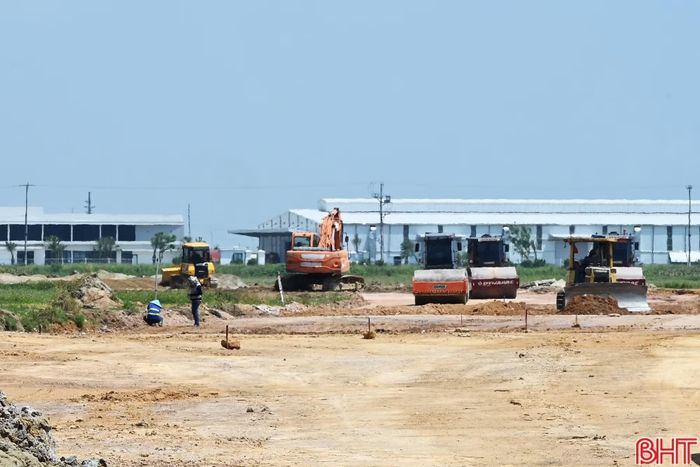 Dự án đầu tư xây dựng và kinh doanh kết cấu hạ tầng Khu công nghiệp Gia Lách mở rộng đang đồng thời triển khai giải phóng mặt bằng và xây dựng hạ tầng.