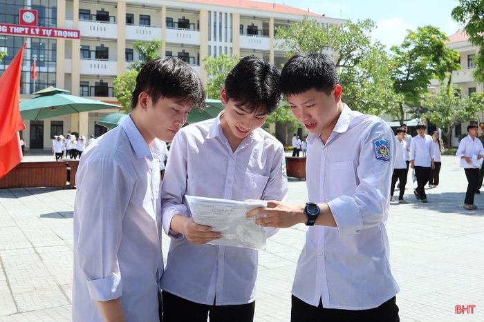 Các thí sinh thảo luận bài thi sau khi kết thúc giờ làm bài.