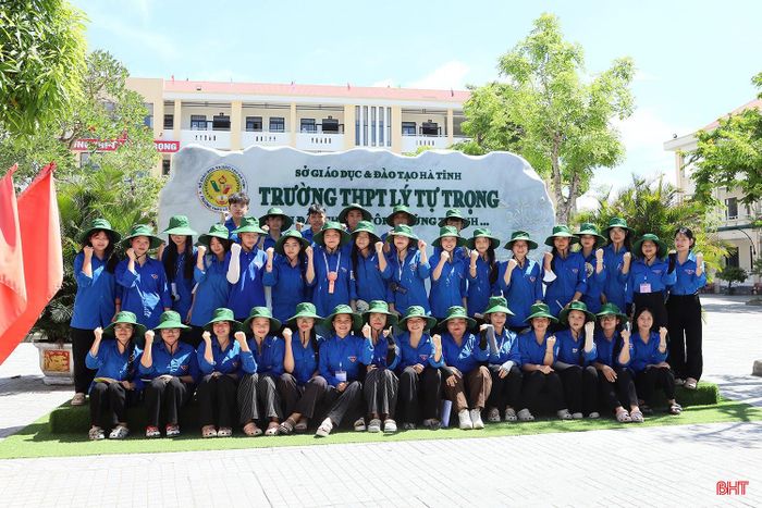 Lực lượng thanh niên tình nguyện đã góp sức cho một kỳ thi thuận lợi, an toàn.