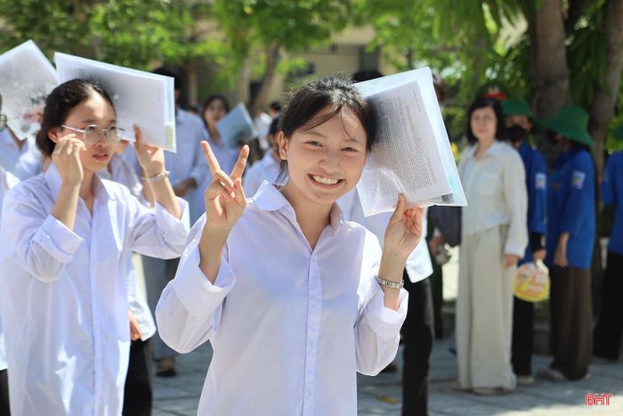 Nhiều thí sinh rời trường thi với tâm lý thoải mái.