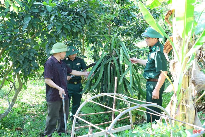 Cán bộ, chiến sĩ Đồn Biên phòng Sơn Hồng thường xuyên gần gũi, hỗ trợ người dân trong cuộc sống, lao động sản xuất để phát huy vai trò của người dân trong phòng, chống tội phạm về ma túy.
