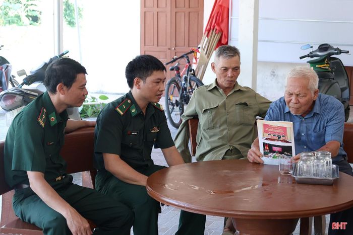 Cán bộ Đồn Biên phòng Cửa khẩu quốc tế Cầu Treo tuyên truyền cho người dân xã Sơn Kim 2 các quy định của pháp luật liên quan đến ma túy.