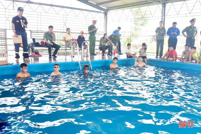 Trong quá trình học tập, các em được các cán bộ, đoàn viên thanh niên Phòng Cảnh sát phòng cháy, chữa cháy và cứu nạn cứu hộ và Chi đoàn Công an phường Trần Phú trực tiếp hướng dẫn kỹ năng bơi cơ bản, kỹ năng an toàn trong môi trường nước và phương pháp phòng tránh tai nạn đuối nước.