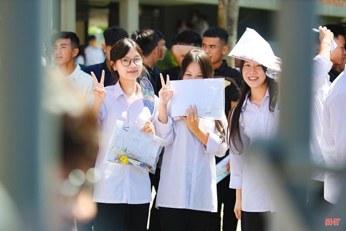 Kỳ thi tốt nghiệp THPT năm 2026 đã chính thức khép lại, để lại nhiều cung bậc cảm xúc trong lòng thí sinh, phụ huynh và những người đồng hành cùng mùa thi.