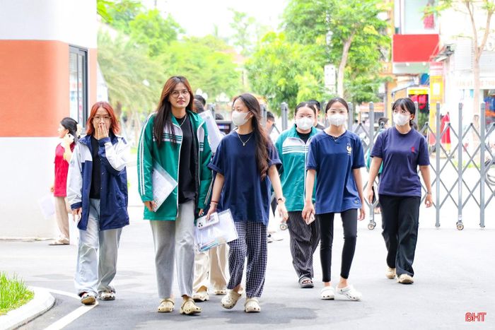 Ngay từ buổi thi đầu tiên, các thí sinh có mặt tại điểm thi với tâm trạng háo hức xen lẫn hồi hộp bởi đây là kỳ thi quan trọng nhất của những năm tháng học trò.